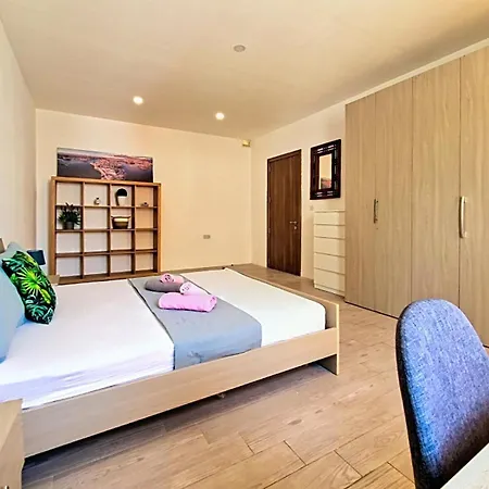 3br 3ba Bugibba & Ac & 3 Balconies & Wi-fi * セント・ポールズ・ベイ