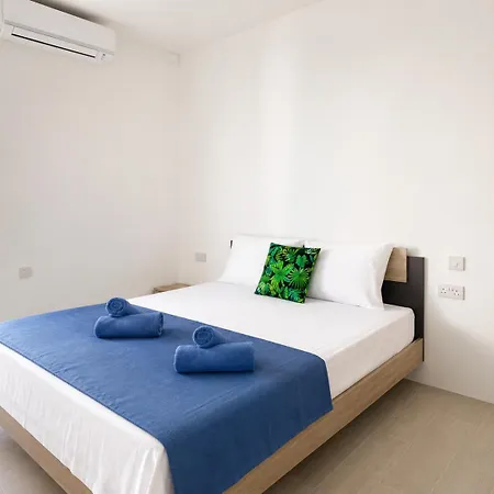 3br 3ba Bugibba & Ac & 3 Balconies & Wi-fi * セント・ポールズ・ベイ